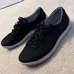 Dansko sz39 women’s Lace Up casual shoe
 Black nubuck